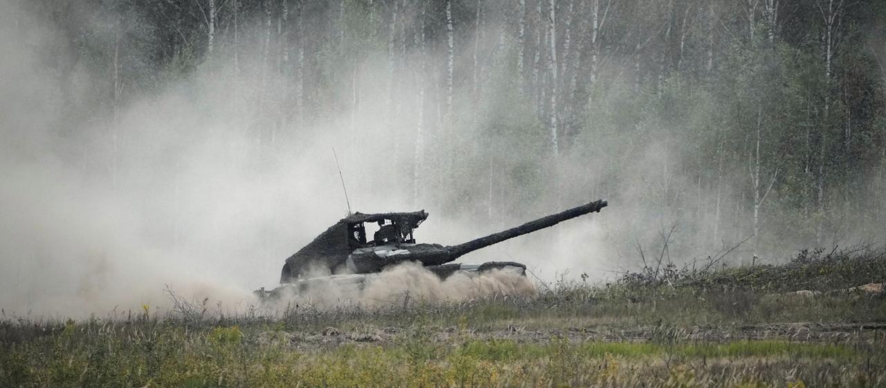 Ein Panzer rollt während gemeinsamer russisch-weißrussischer Militärübungen auf einem Übungsplatz in der Nähe von Barysaw.