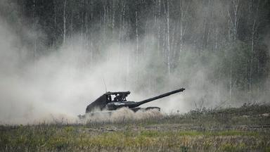 Ein Panzer rollt während gemeinsamer russisch-weißrussischer Militärübungen auf einem Übungsplatz in der Nähe von Barysaw.
