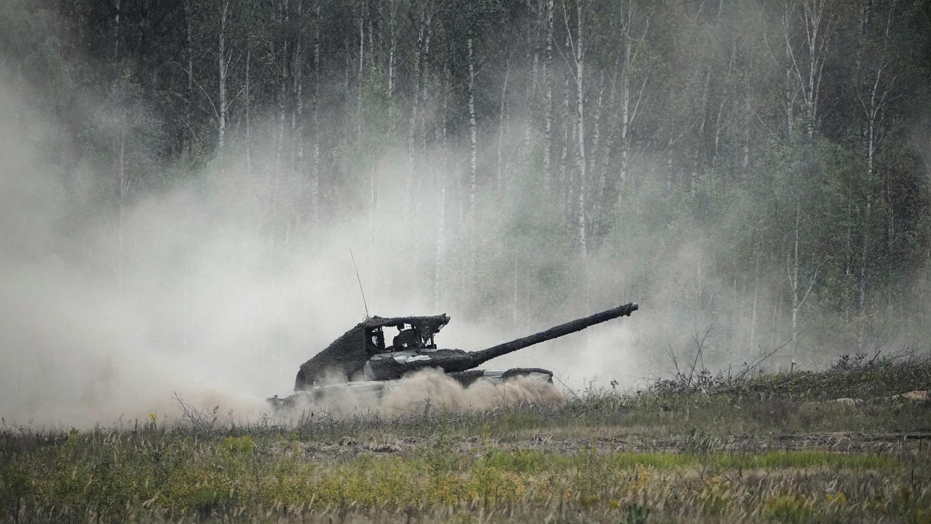 Ein Panzer rollt während gemeinsamer russisch-weißrussischer Militärübungen auf einem Übungsplatz in der Nähe von Barysaw. | dpa