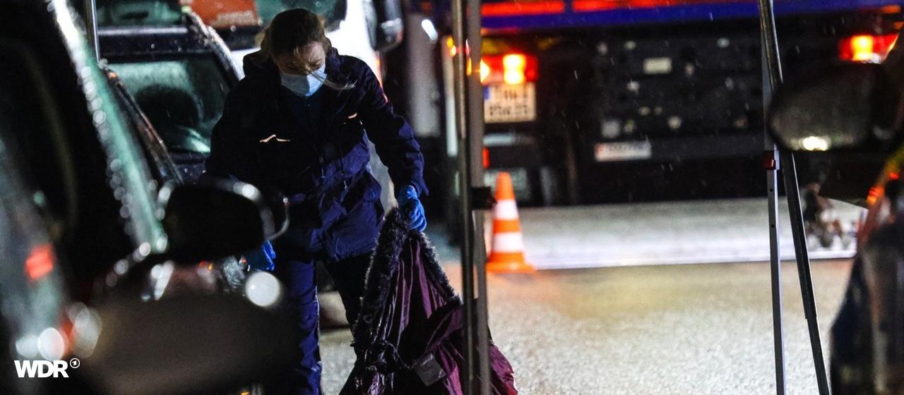 Eine Polizisten arbeitet an dem Tatort in Hagen, wo eine Frau mit mehreren Messerstichen getötet wurde