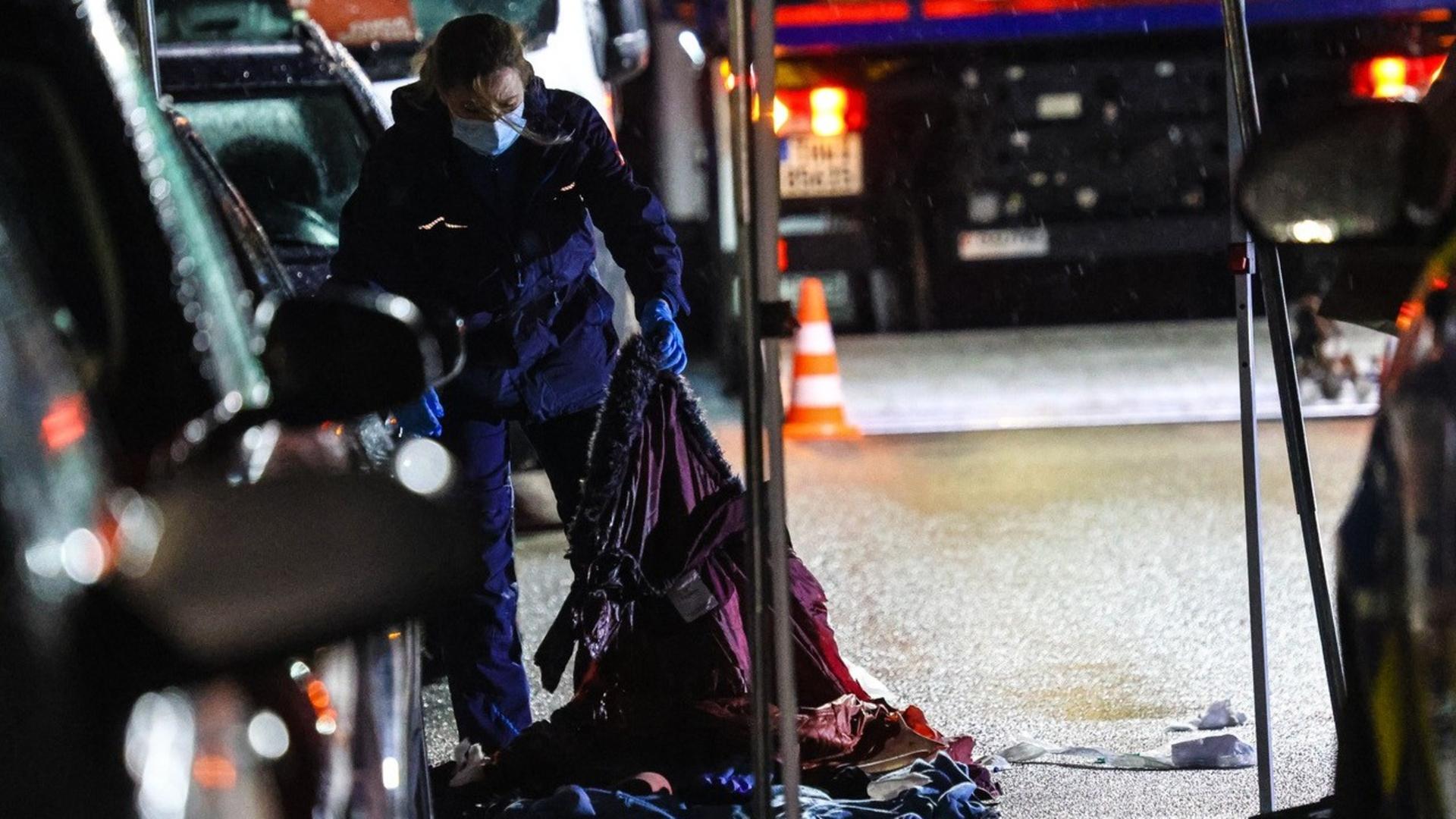 Eine Polizisten arbeitet an dem Tatort in Hagen, wo eine Frau mit mehreren Messerstichen getötet wurde | dpa/Alex Talash