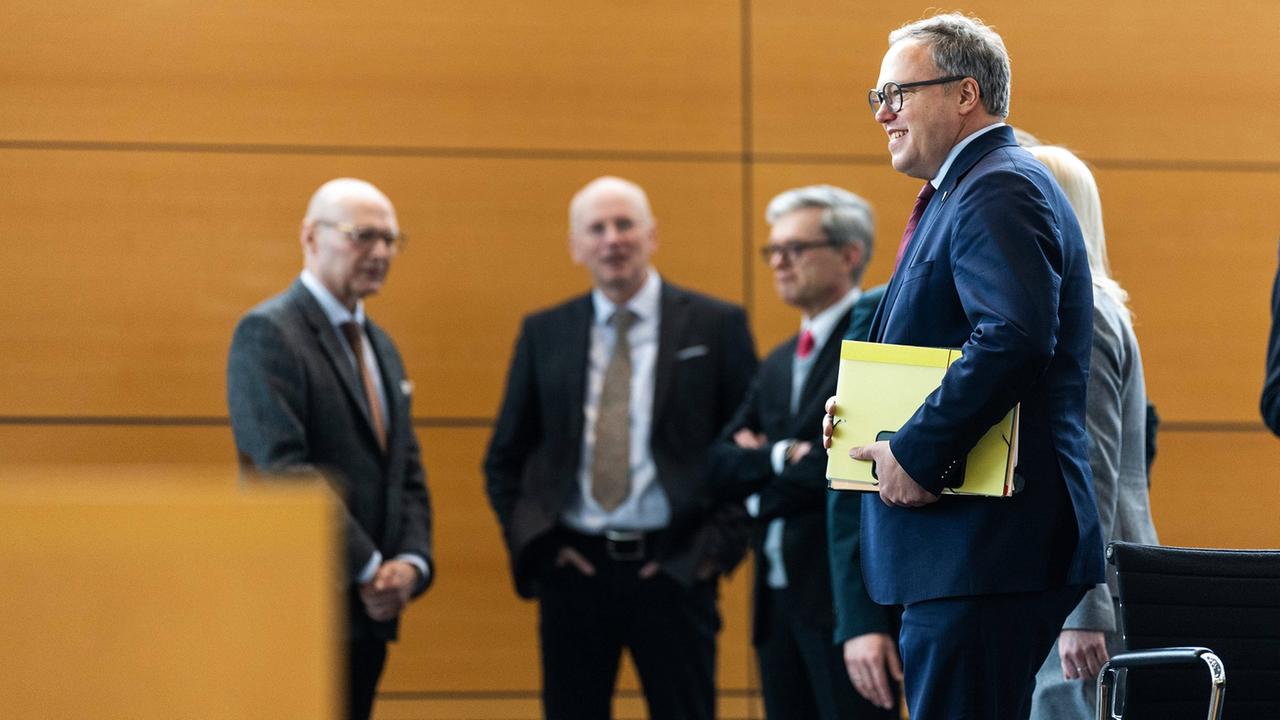 Misstrauensvotum in Thüringen: Voigt bleibt Ministerpräsident