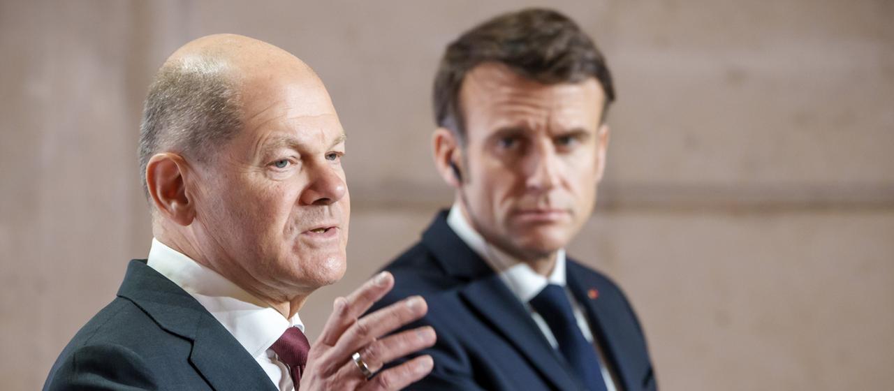 Olaf Scholz und Emmanuel Macron bei einer gemeinsamen Pressekonferenz in Paris
