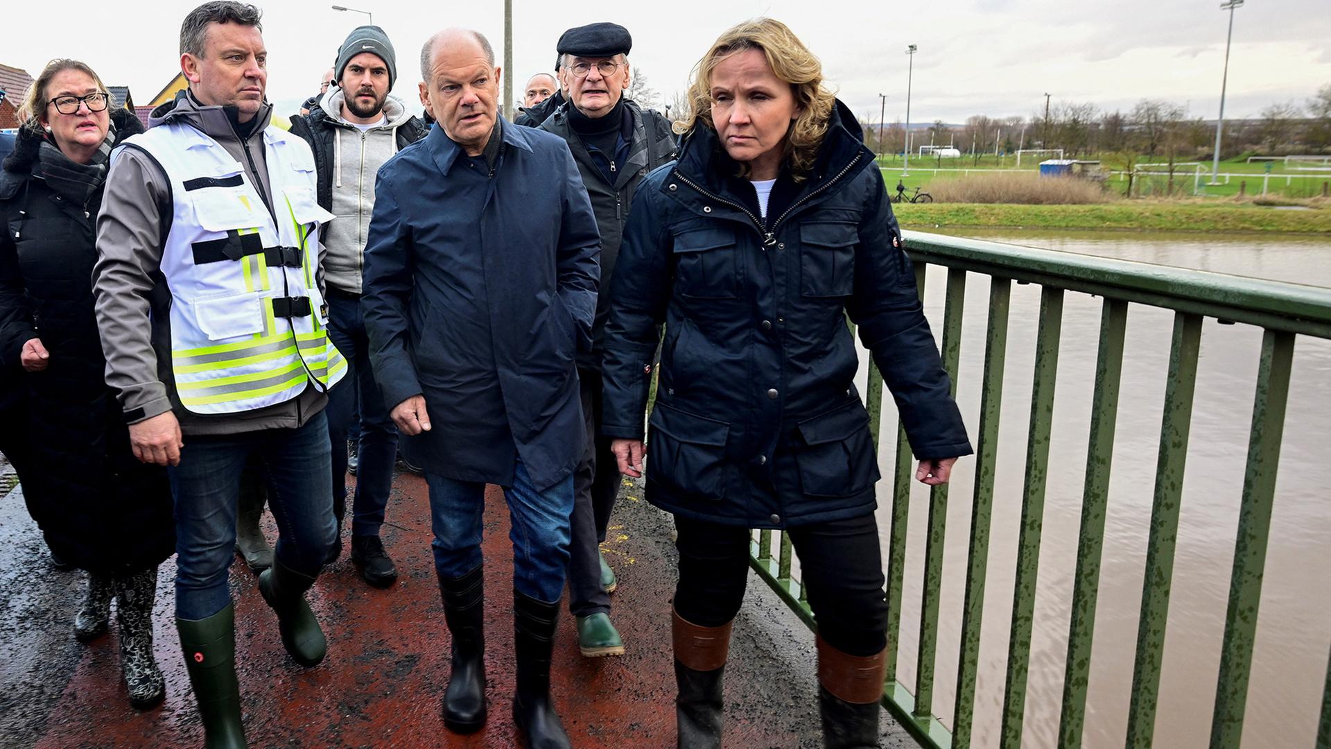 Olaf Scholz und Steffi Lemke besuchen das Hochwassergebiet in Sangerhausen.