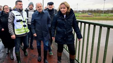 Olaf Scholz und Steffi Lemke besuchen das Hochwassergebiet in Sangerhausen.