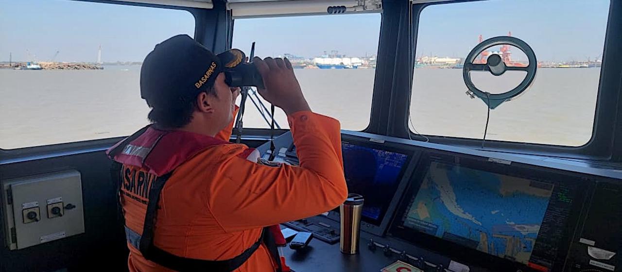 Rettungskraft auf der Brücke eines Seenotkreuzers in Indonesien