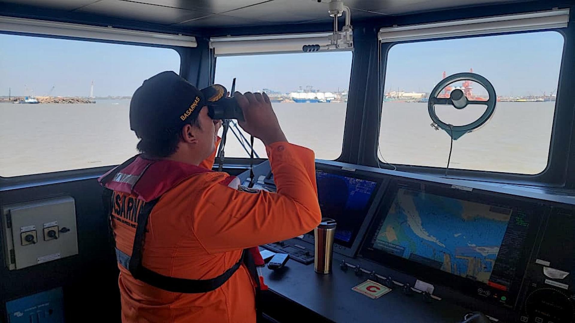 Rettungskraft auf der Brücke eines Seenotkreuzers in Indonesien | EPA