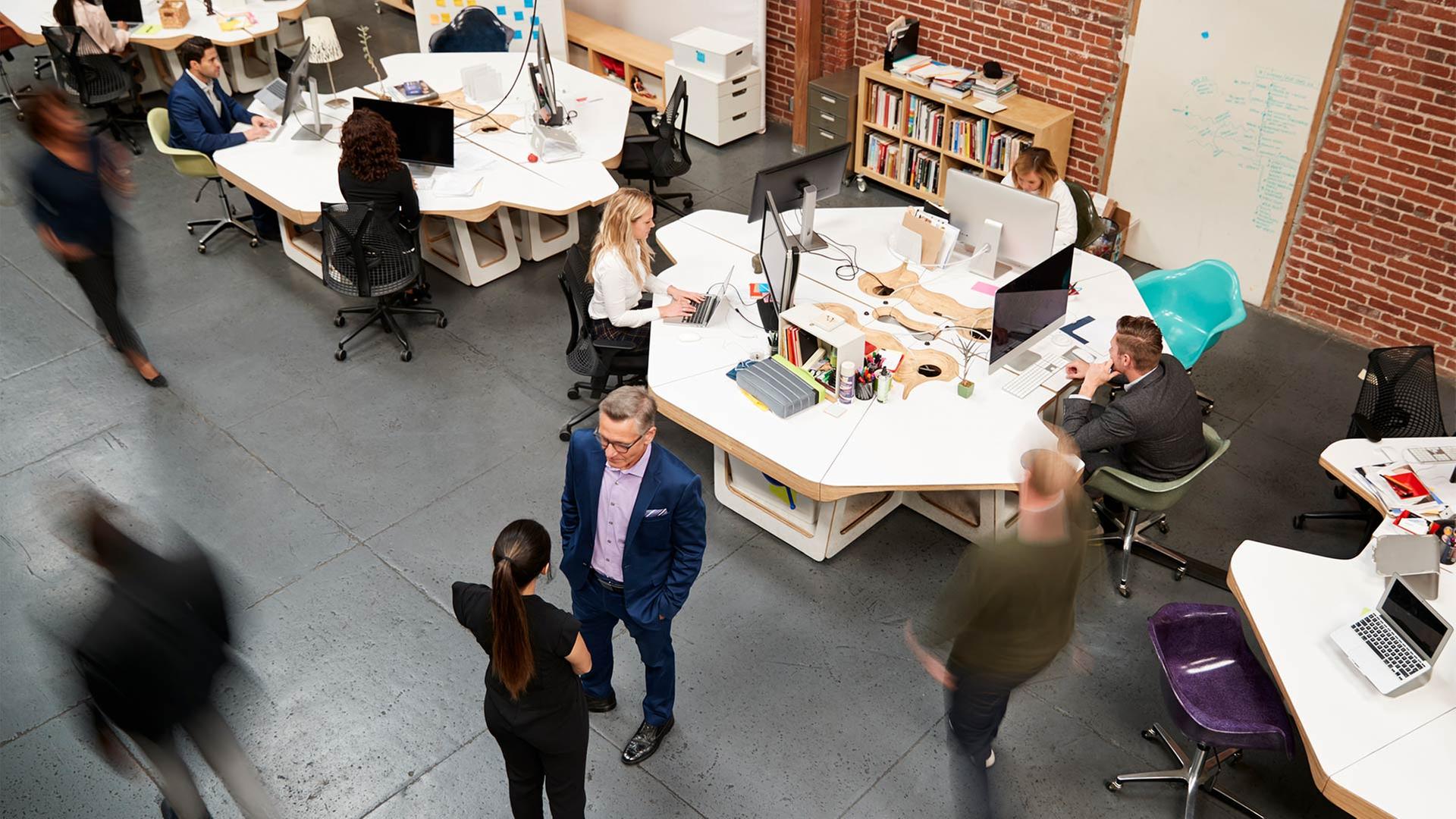 Mitarbeiter in einem GroÃraumbÃ¼ro. | picture alliance / Monkey Busine