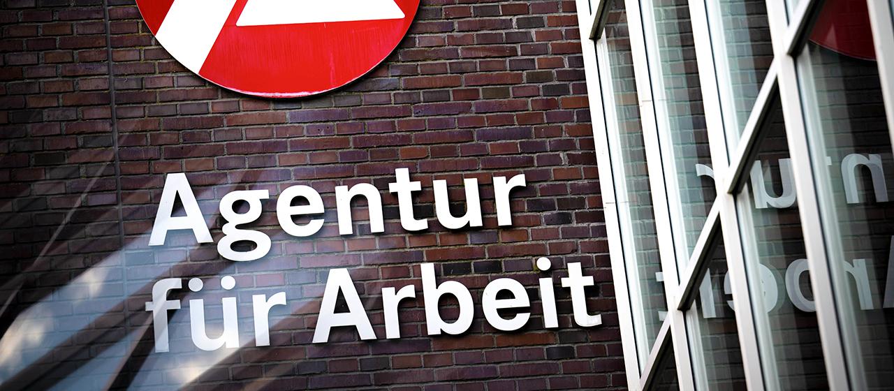 Das Logo der Agentur für Arbeit ist an einer Fassade angebracht.