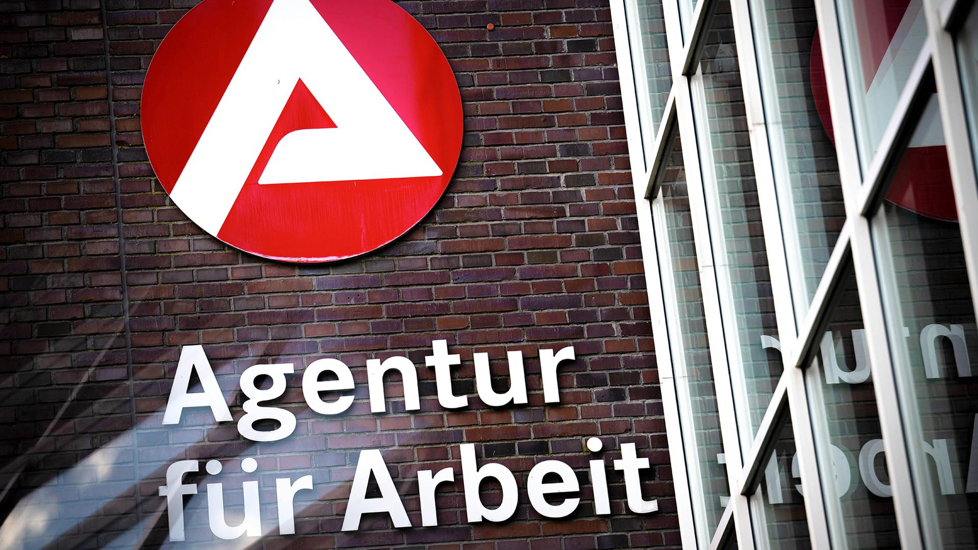 Das Logo der Agentur fÃ¼r Arbeit ist an einer Fassade angebracht. | dpa-tmn