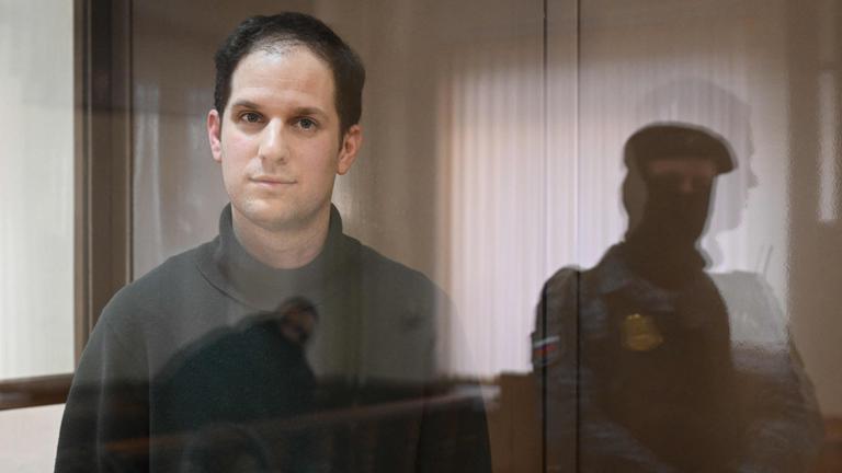 Der US-Journalist Gershkovich in einem Glaskasten im Gerichtssaal