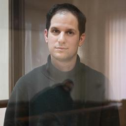 Der US-Journalist Gershkovich in einem Glaskasten im Gerichtssaal