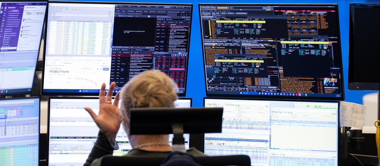 Aktienhändler verfolgen auf ihren Monitoren auf dem Börsenparkett in Frankfurt die Kursentwicklung.