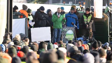 Ministerpräsident Kretschmer spricht auf der Tribüne beim Bauernprotest in Dresden.