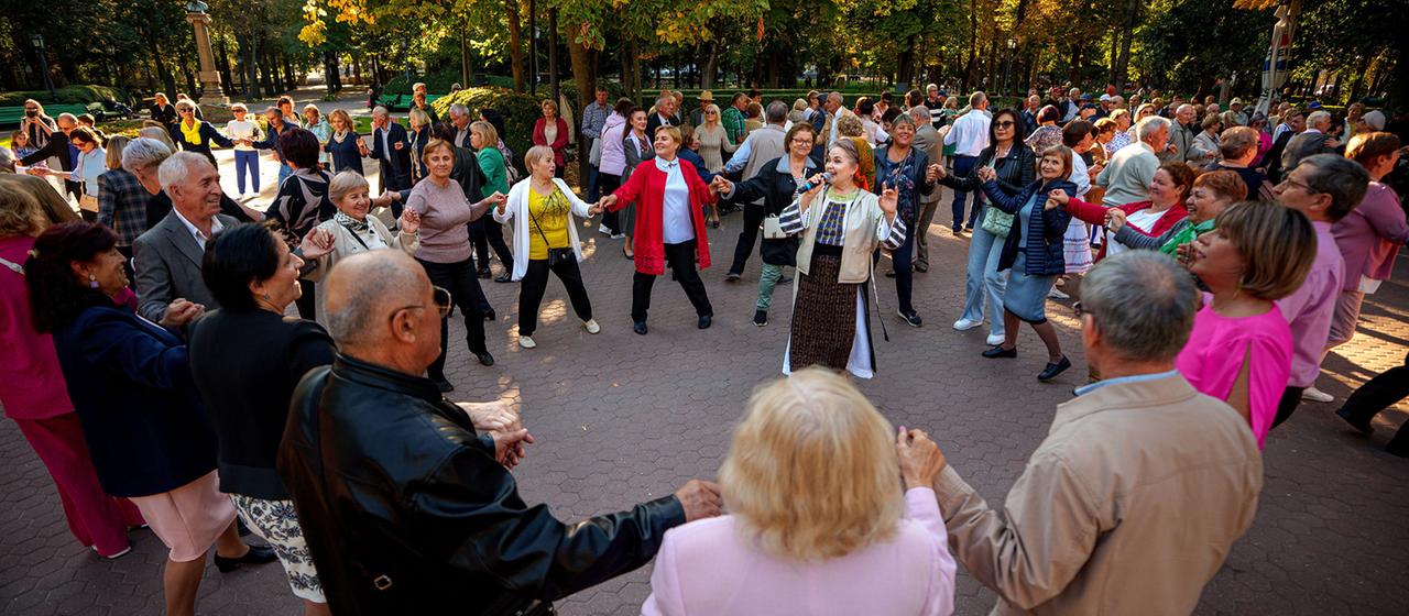 Alte Menschen tanzen während einer wöchentlichen Tanzveranstaltung in Moldawien.