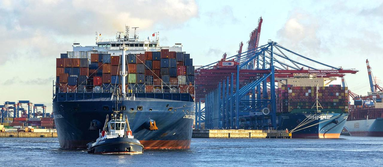Containerschiff verlässt den Hamburger Hafen.