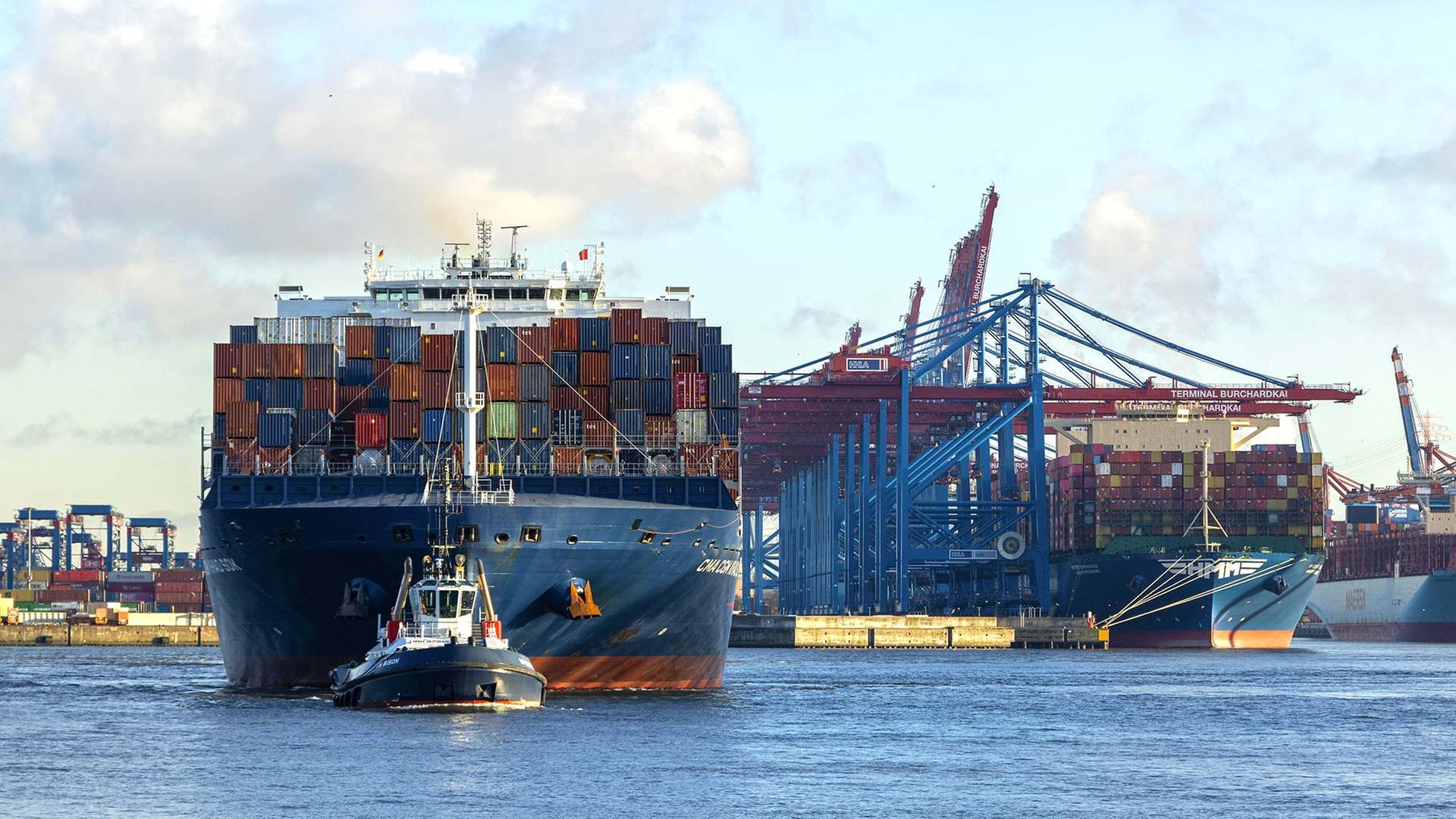 Containerschiff verlässt den Hamburger Hafen. | picture alliance / imageBROKER