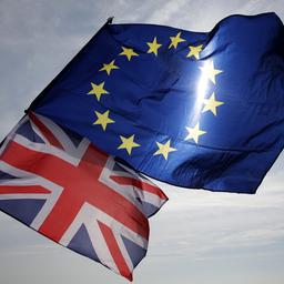 Die europäische Flagge und der Union Jack wehen im Wind. (Archivbild vom 24.09.2017)