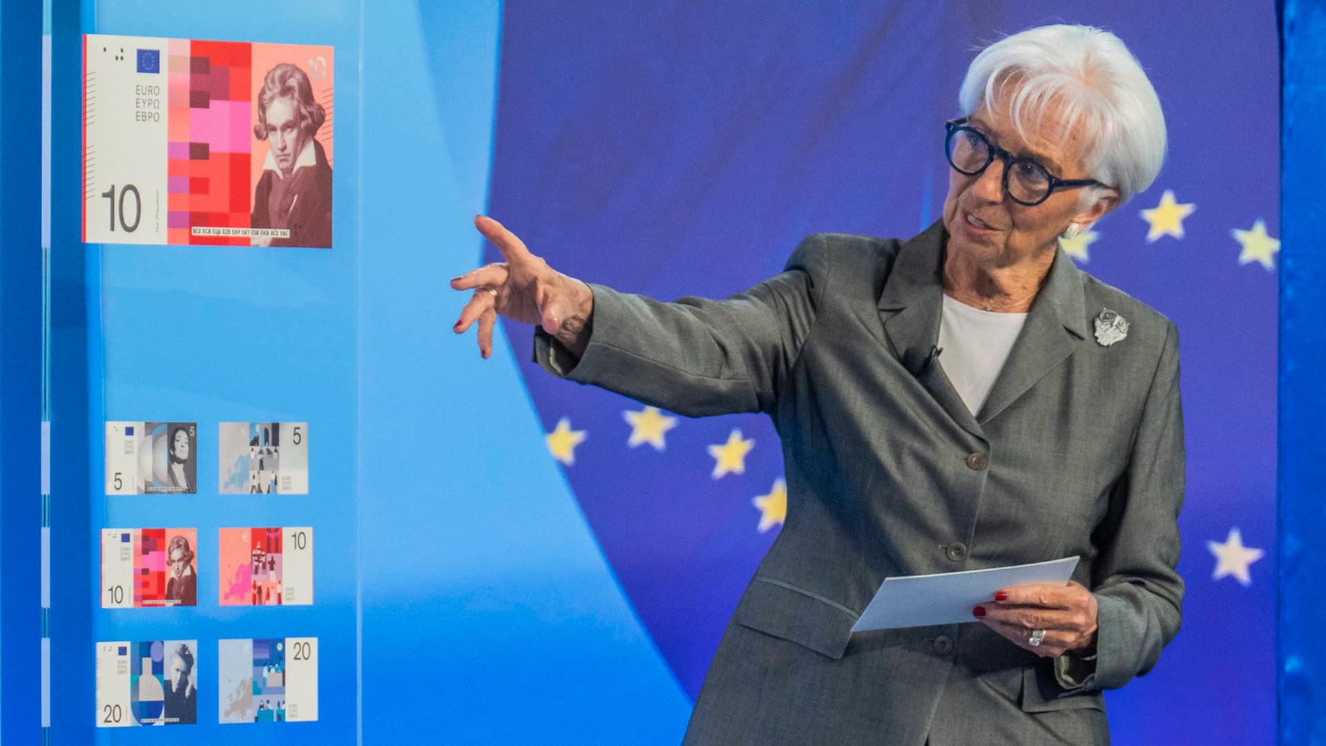 Eine Frau mit grauen Haaren zeigt auf einen Zehn-Euro-Entwurf mit Beethoven-Motiv. | Andreas Arnold/dpa