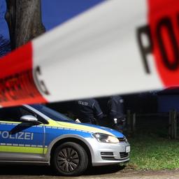 Ein Fahrzeug der Polizei steht hinter einer Polizeiabsperrung 