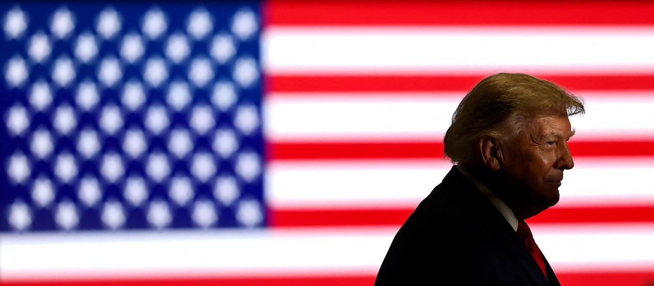 US-Präsident Trump, im Hintergrund die US-amerikanische Flagge