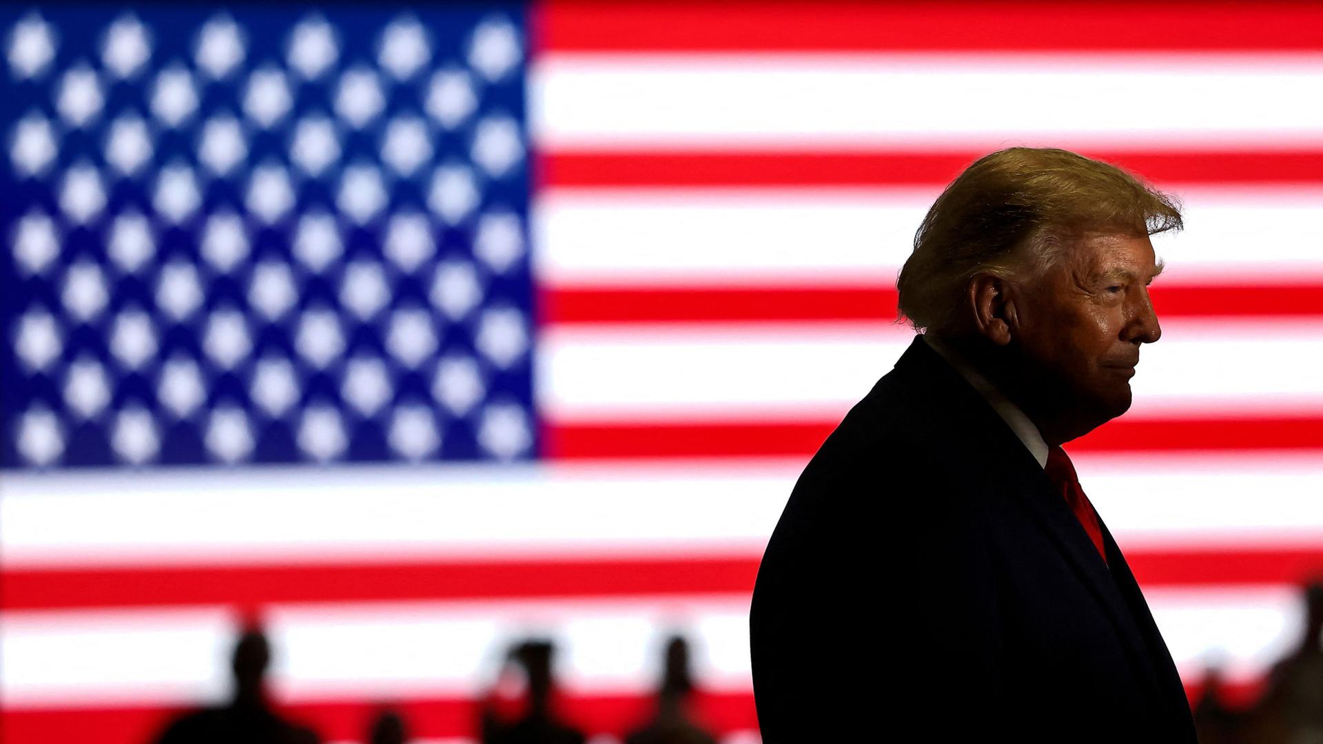 US-Präsident Trump, im Hintergrund die US-amerikanische Flagge | Getty Images via AFP