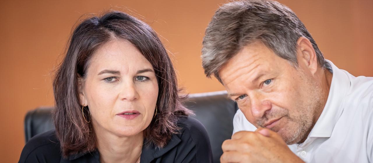 Annalena Baerbock (Bündnis 90/Die Grünen, l), Außenministerin, spricht mit Robert Habeck (Bündnis 90/Die Grünen), Bundesminister für Wirtschaft und Klimaschutz, vor Beginn der Sitzung des Bundeskabinetts. 