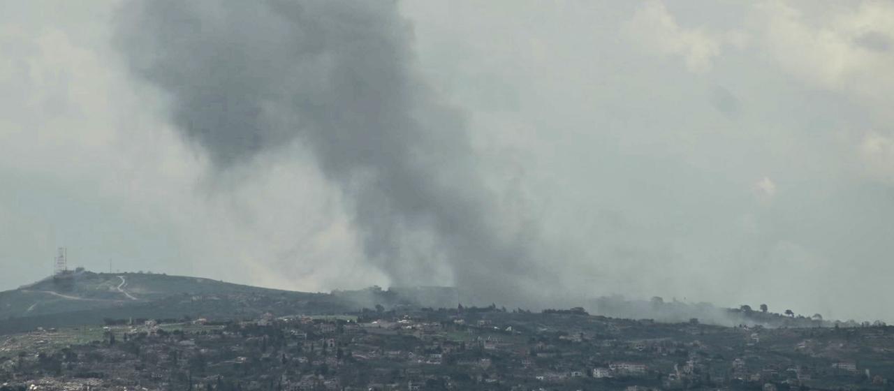 Rauch steigt über dem südlibanesischen Dorf al-Taybeh auf.