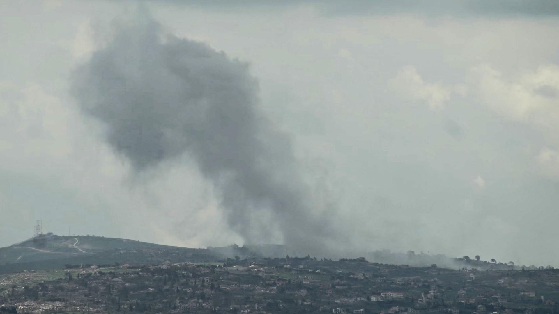 Rauch steigt über dem südlibanesischen Dorf al-Taybeh auf. | AFP