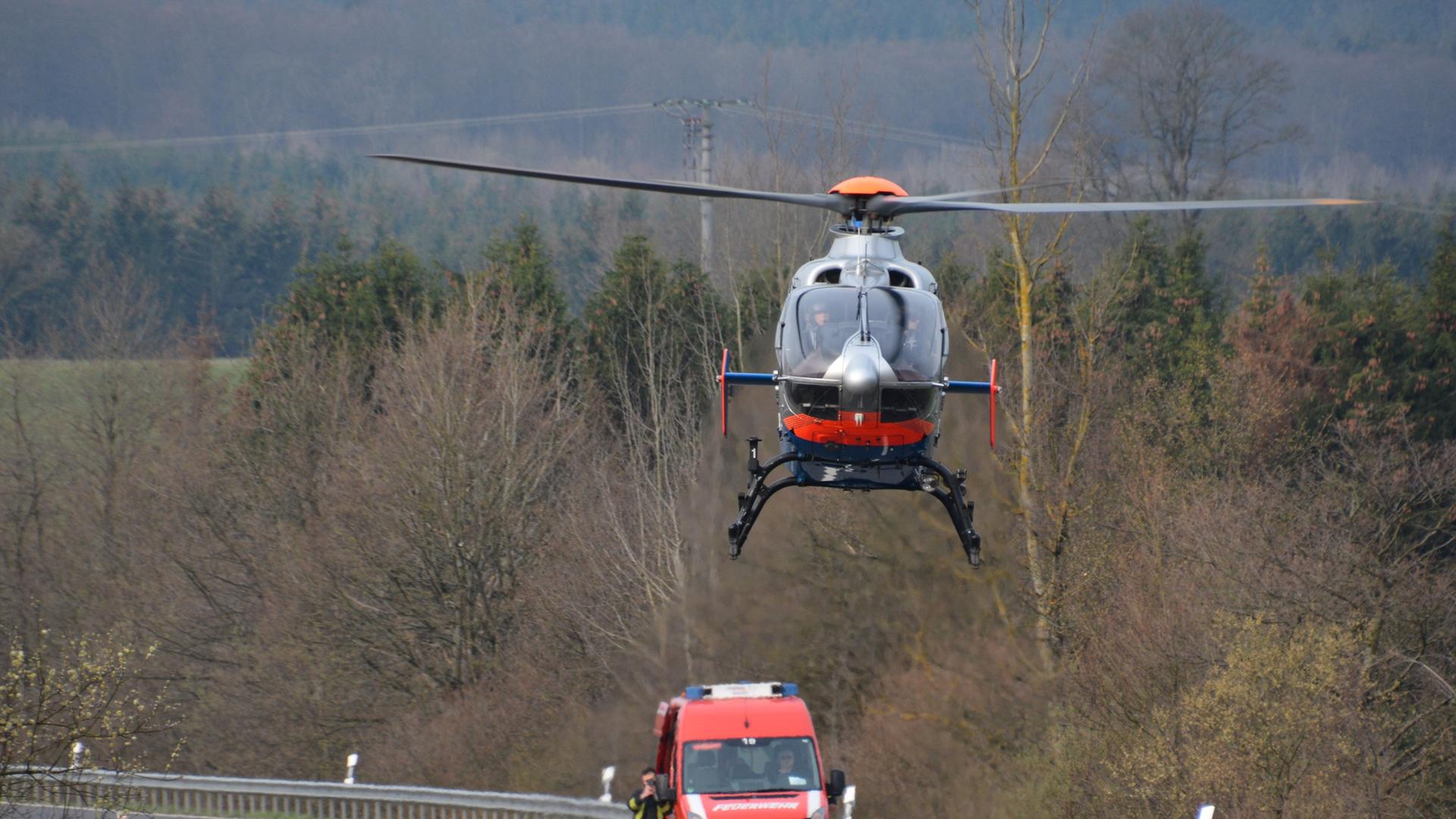 Ein Rettungshubschrauber liegt über ein Feuerwehr-Fahrzeug. | J.R.