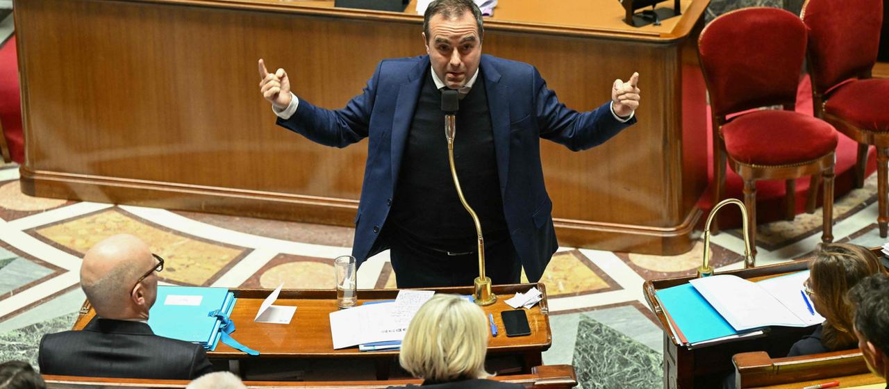 Frankreichs Premierminister Sebastien Lecornu gestikuliert in der Nationalversammlung während einer Debatte über Misstrauensanträge.
