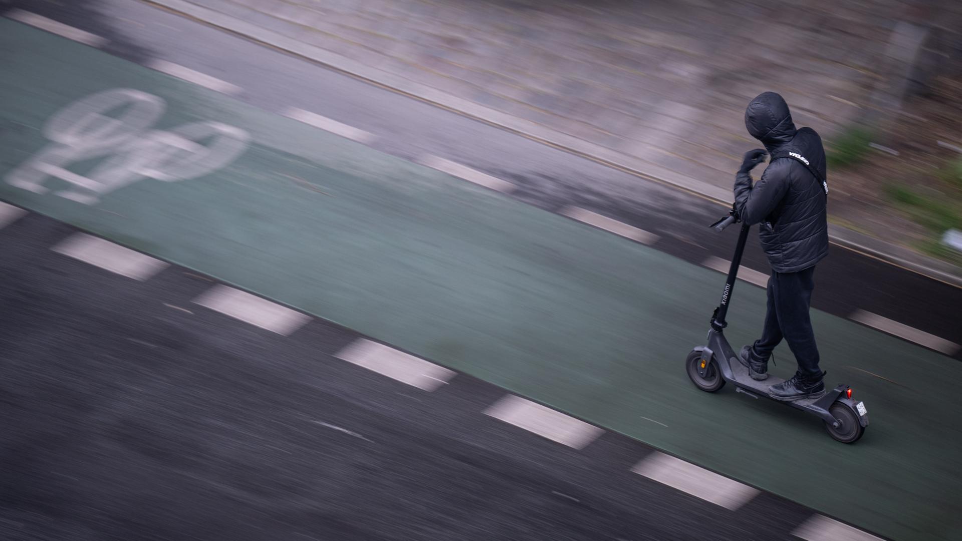 E-Scooter-Influencer mit 100 km/h in Vellmar unterwegs - Festnahme