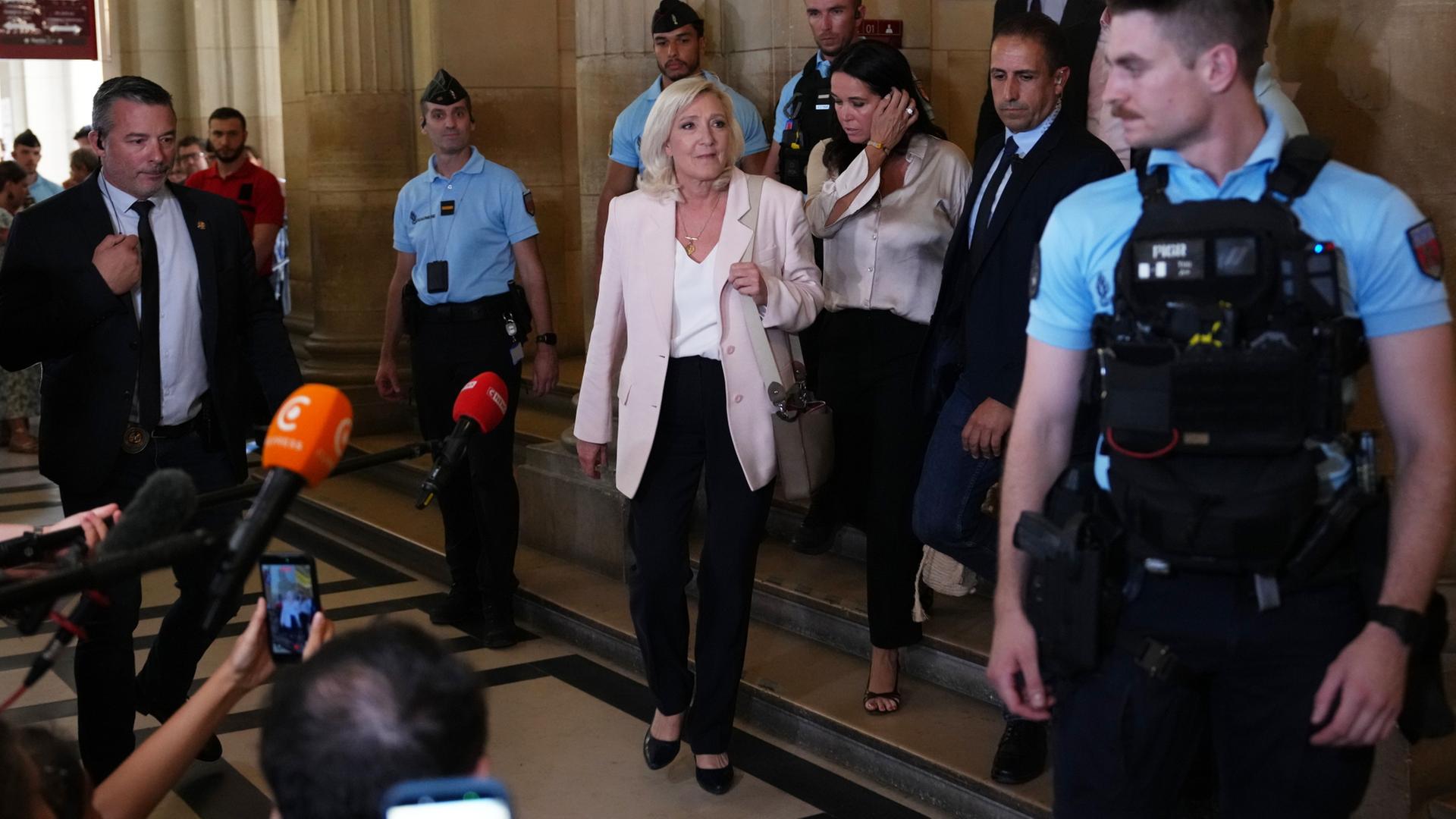 Marine Le Pen beim Verlassen des Gerichs in Paris | AP Photo/Aurelien Morissard