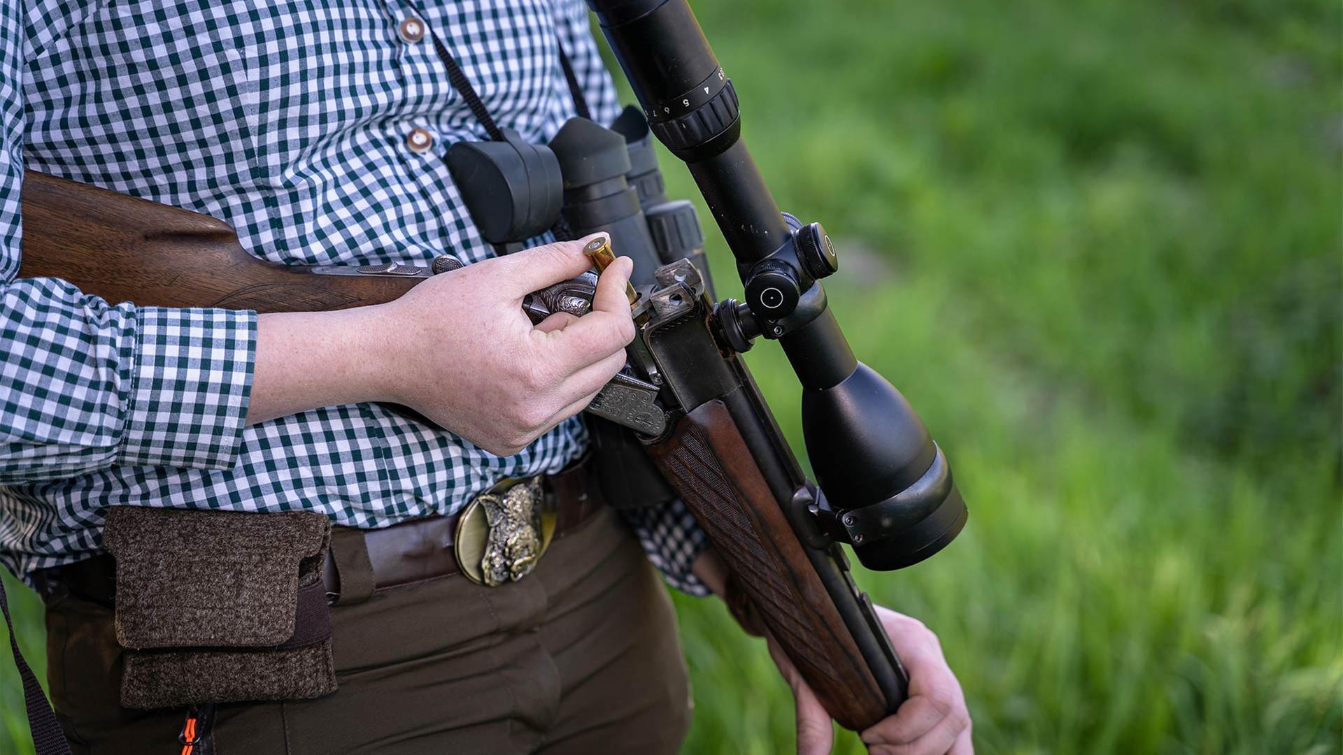 Jägerin beim Nachladen einer Bockbüchsflinte. | picture alliance / Countrypixel