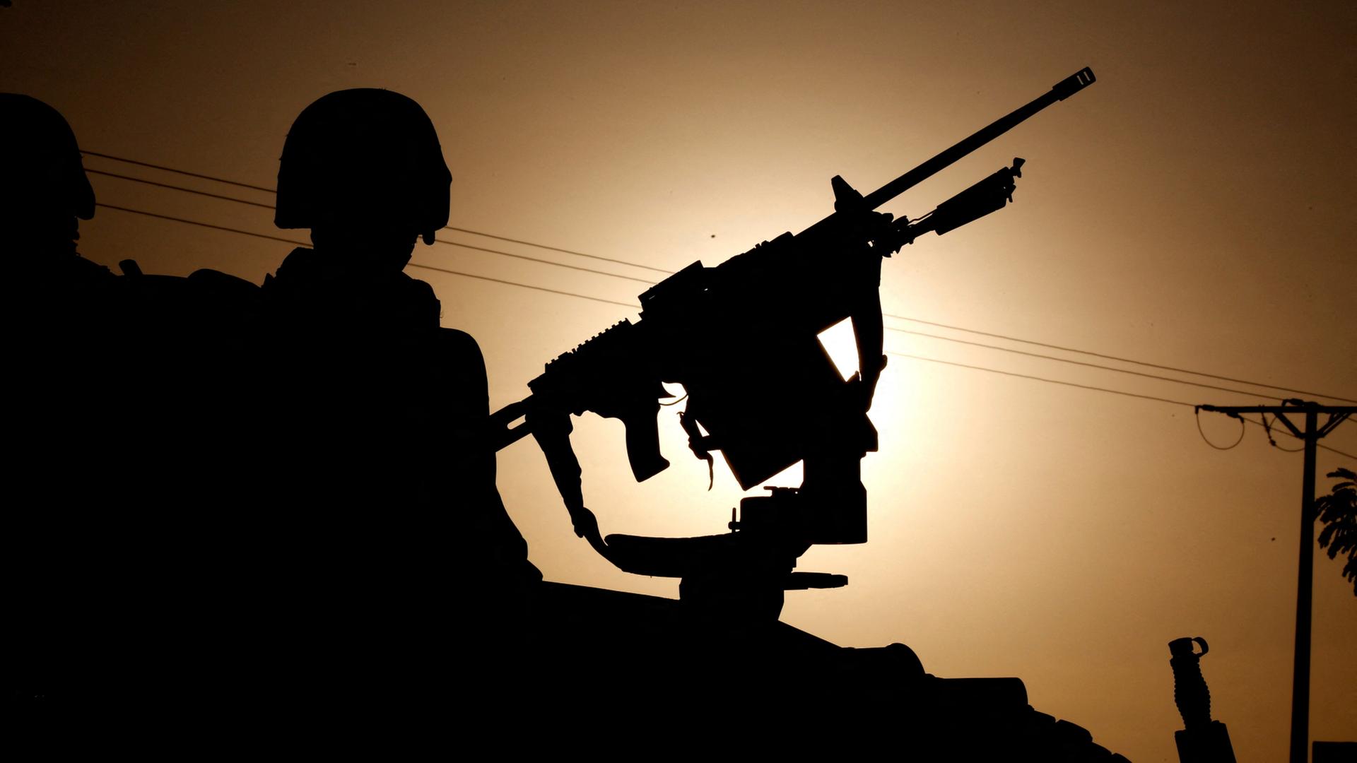 Die Silhouette eines ECOWAS-Soldaten.