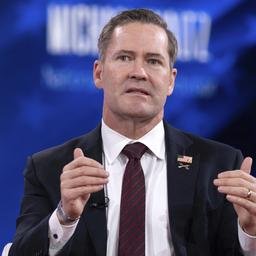 Mike Waltz spricht auf einer Veranstaltung.
