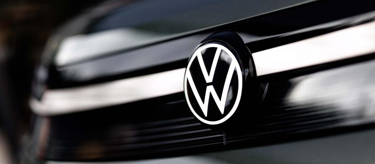 Das VW-Markenlogo auf einem Fahrzeug.