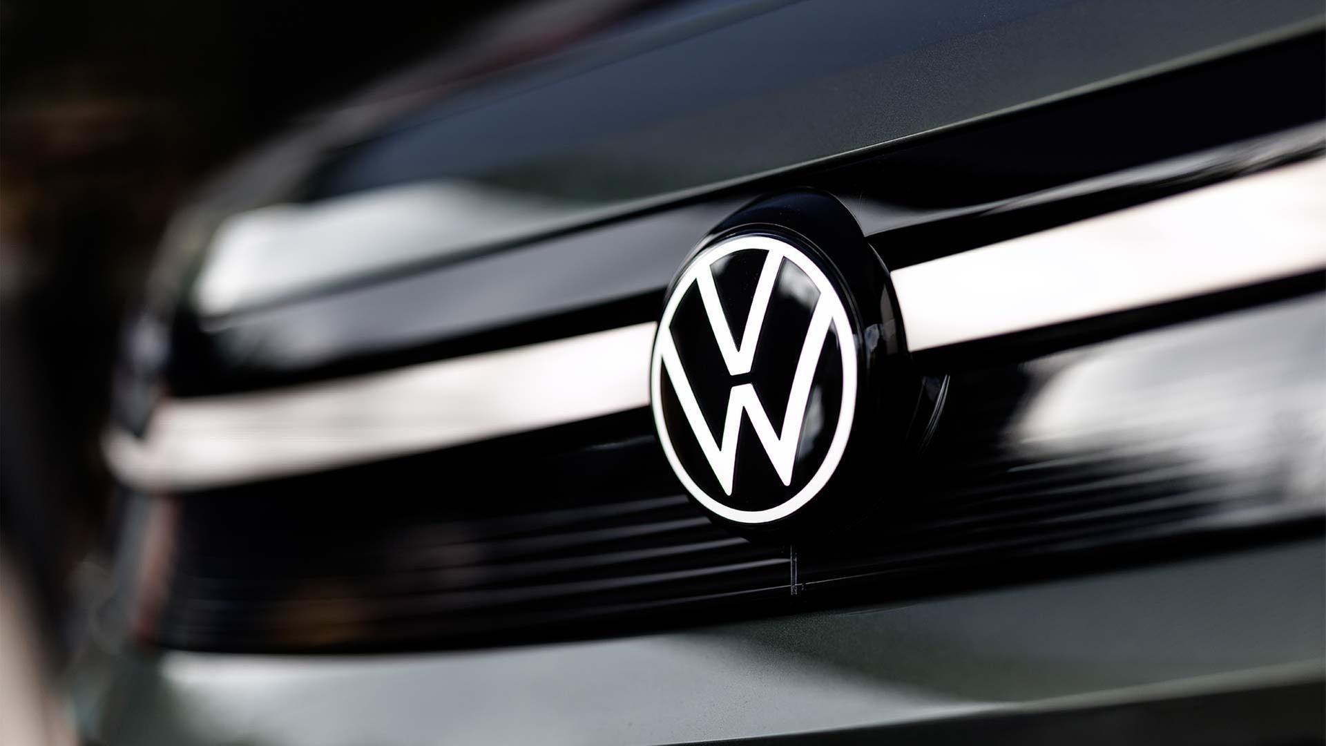 Das VW-Markenlogo auf einem Fahrzeug. | picture alliance/dpa