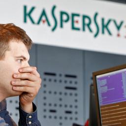 Ein Mitarbeiter von Kaspersky vor seinem Rechner