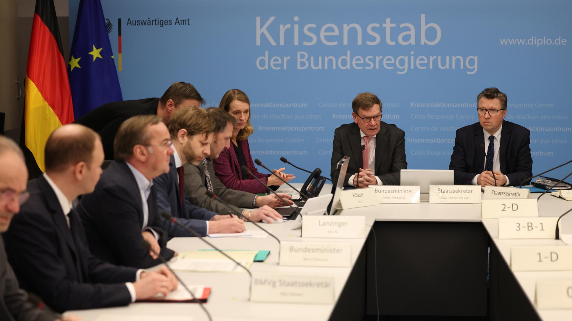 Der Krisenstab der Bundesregierung  | EPA
