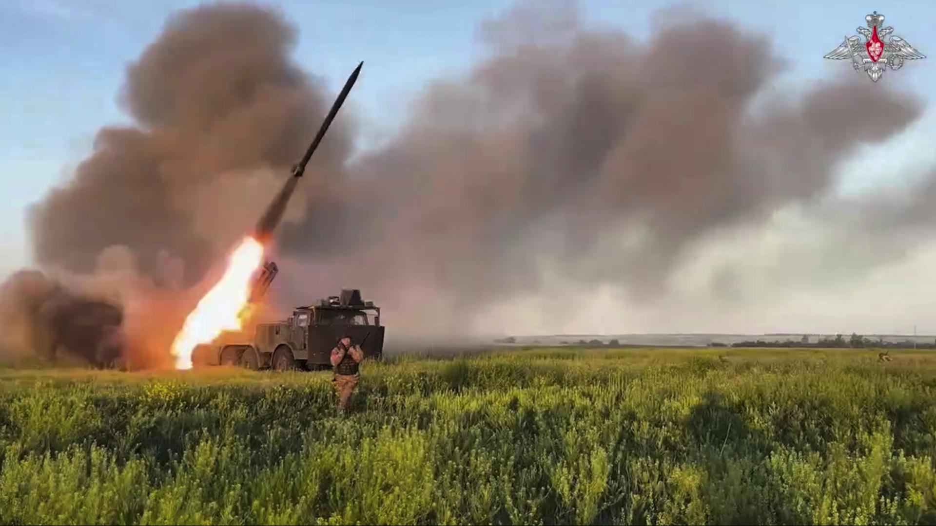 Russischer Raketenwerfer feuert auf Ziele in der Ukraine | dpa