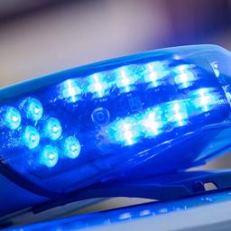 Ein Blaulicht auf einem Polizeiwagen