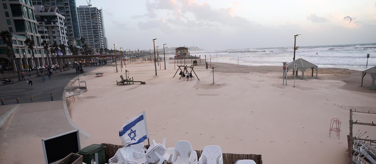 Ein Strand in Tel Aviv, Israel.