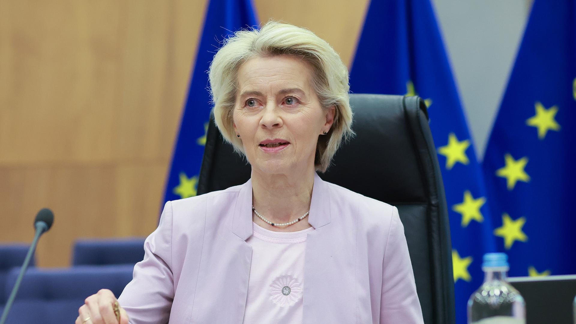 Ursula von der Leyen zu Beginn der Kollegiumssitzung der EU-Kommission in Brüssel. | EPA