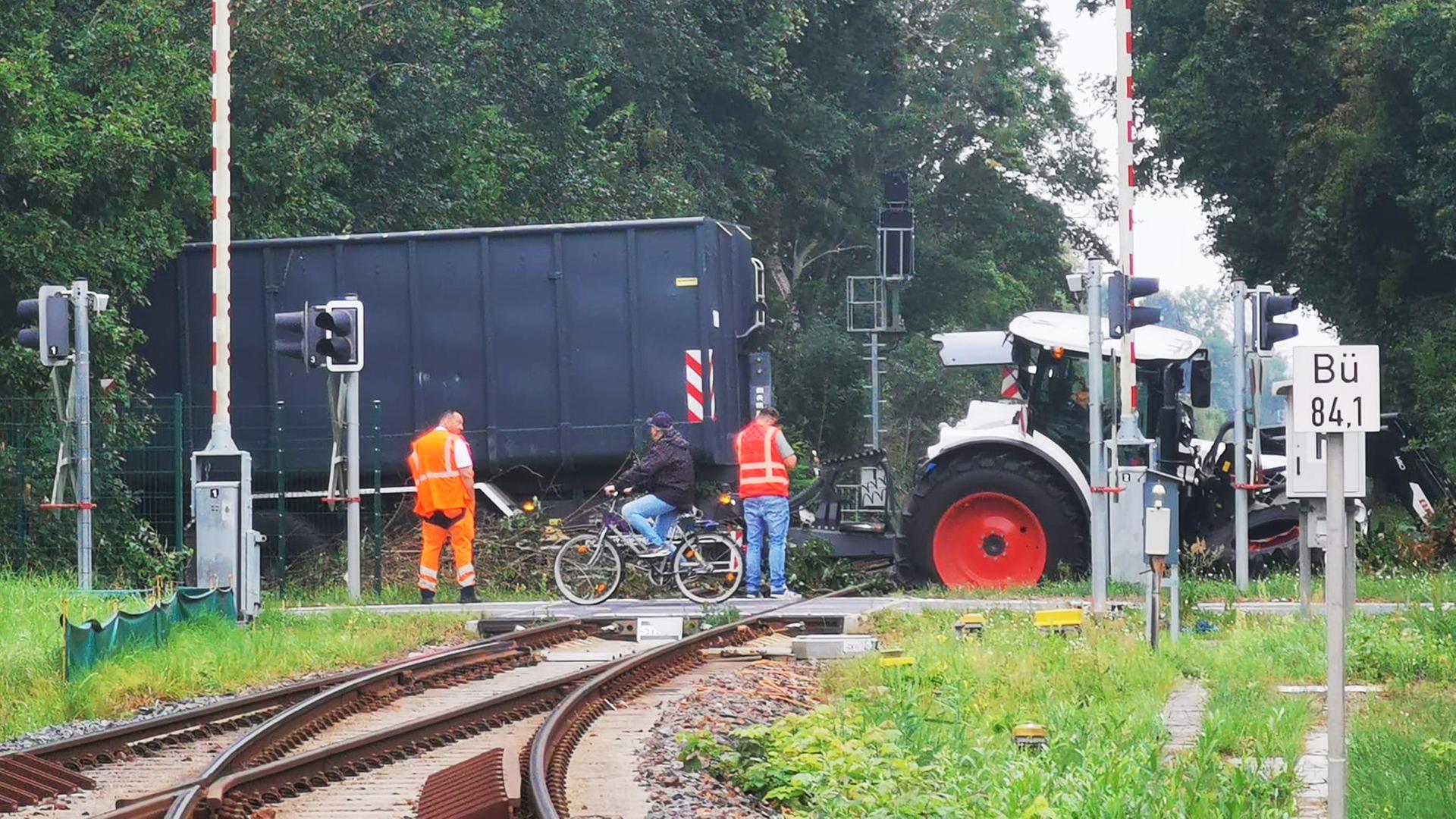 Oderbruch: Gestohlener Traktor blockiert RB60-Strecke