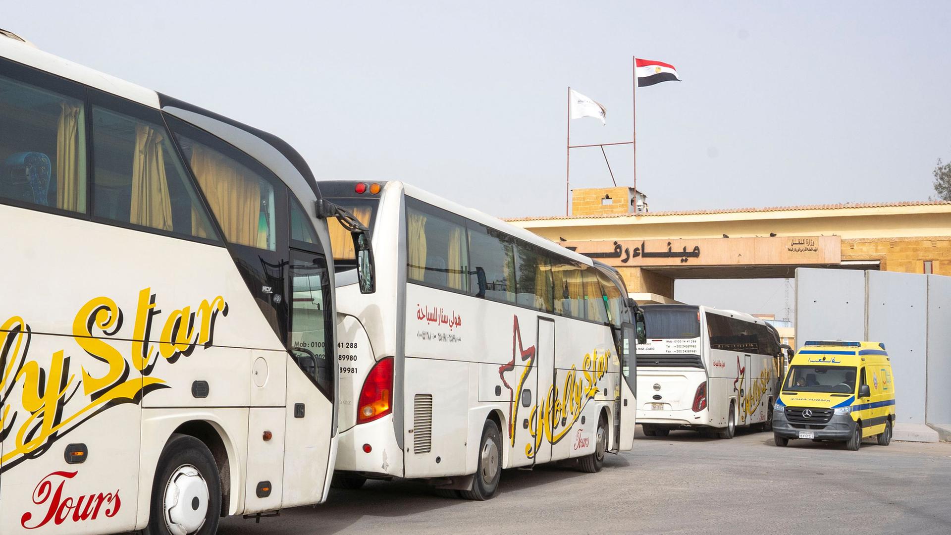 Busse stehen Schlange, um das ägyptische Tor des Grenzübergangs Rafah in den Gazastreifen zu passieren. | AP