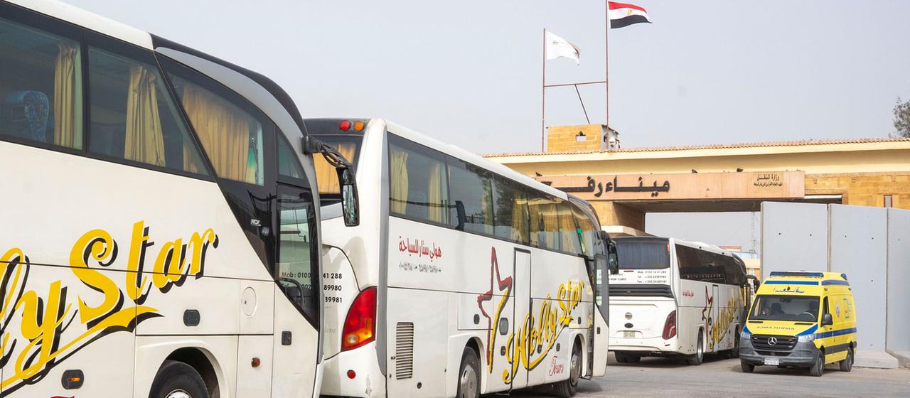 Busse stehen Schlange, um das ägyptische Tor des Grenzübergangs Rafah in den Gazastreifen zu passieren.