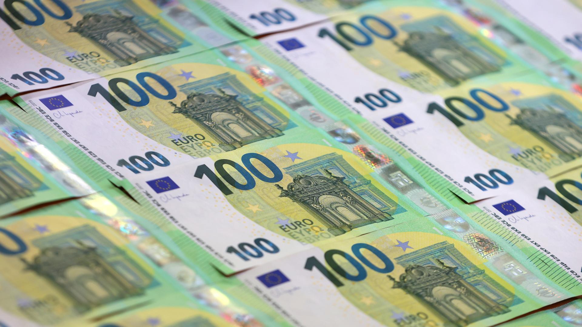 Mehrere Einhundert-Euro-Scheine. | dpa