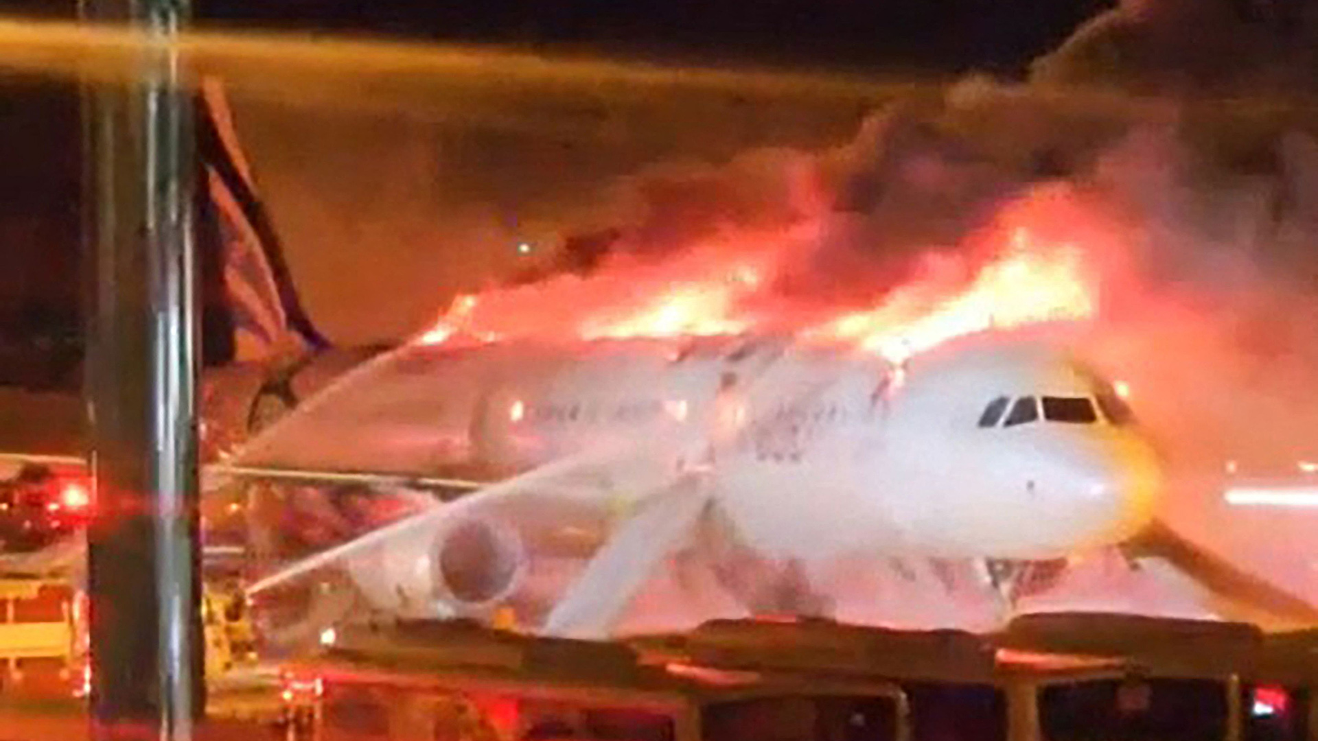 Feuerwehrleute löschen ein Feuer in einem Flugzeug der Air Busan in Busan, Südkorea. | AFP Feuerwehrleute löschen ein Feuer in einem Flugzeug der Air Busan in Busan, Südkorea.
