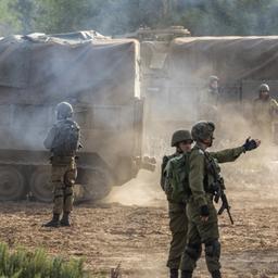 Israelische Artillerie geht am zweiten Tag des Konflikts zwischen Israel und der militanten Palästinensergruppe Hamas an der Grenze zum Gazastreifen in Stellung.